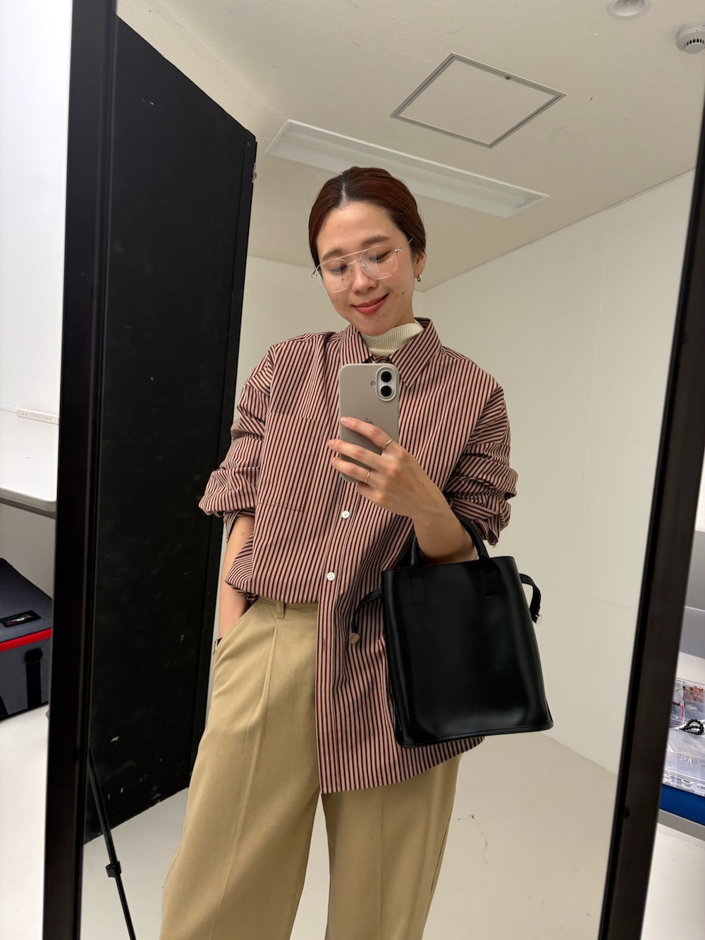 ブラウン系のその他アウター、レッド系のシャツ/ブラウス、ベージュ系のその他パンツを着用したレディースの秋コーディネートの7枚目の写真