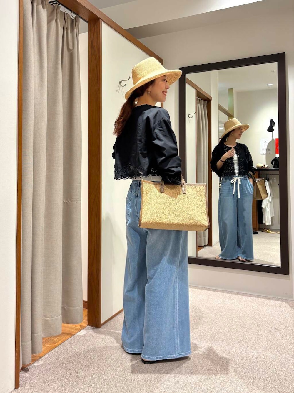 ホワイト系のキャミソール、ブルー系のデニムパンツ、ブラック系のシャツ/ブラウスを着用したレディースの夏コーディネートの2枚目の写真