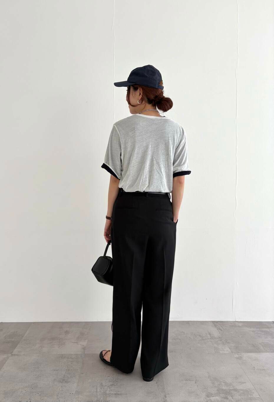 ブラック系のその他パンツ、ホワイト系のTシャツ/カットソー、ブルー系のTシャツ/カットソーを着用したレディースの春コーディネートの4枚目の写真
