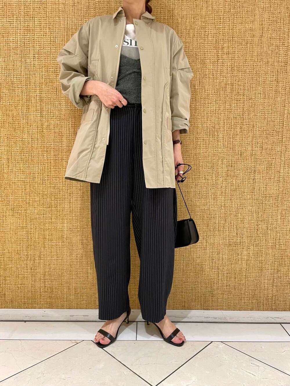 ブラック系のショルダーバッグ、ブルー系のその他パンツ、ブラウン系のその他アウターを着用したレディースの冬コーディネートの6枚目の写真