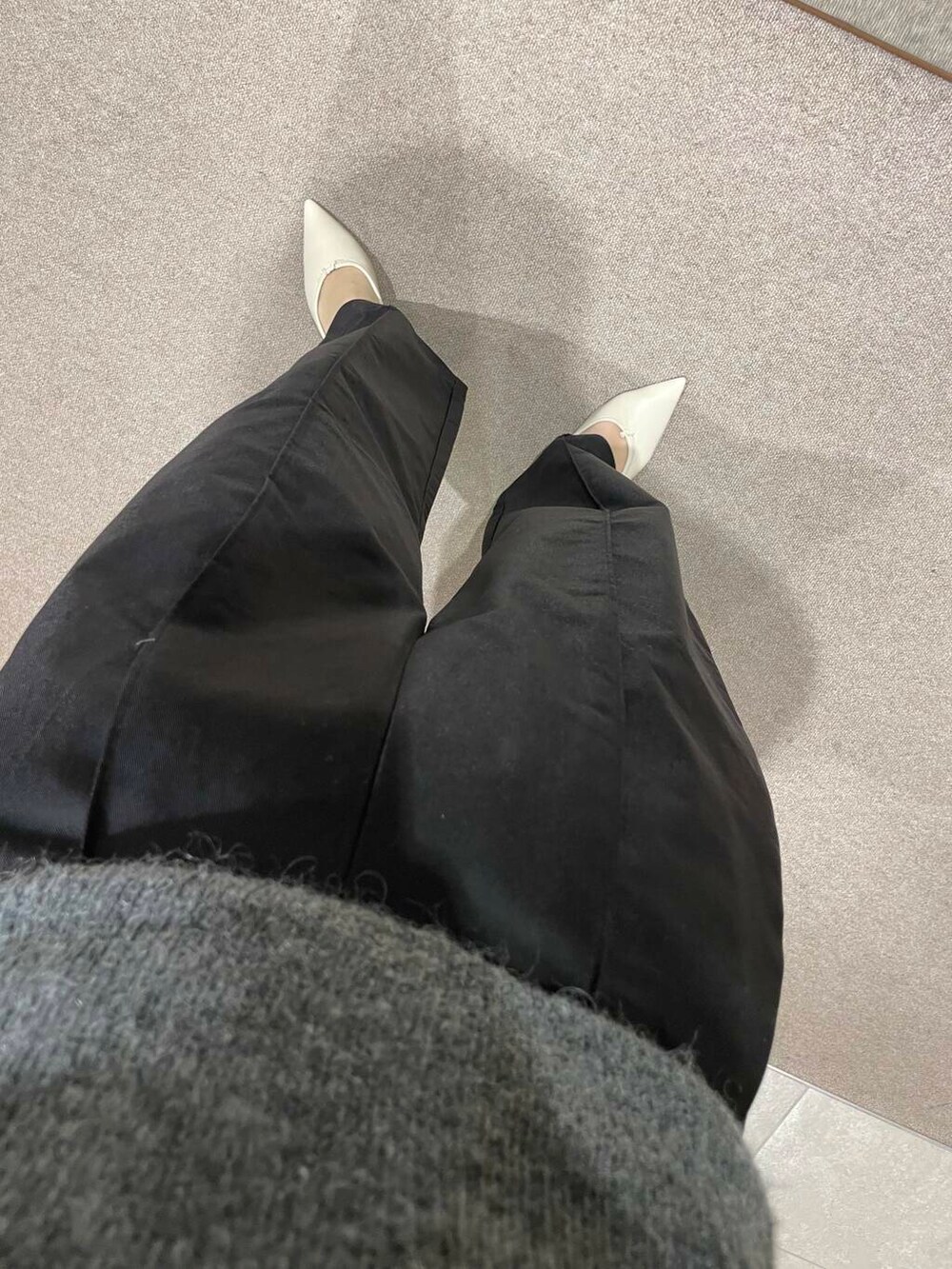 ブラック系のその他パンツ、グレー系のキャミソール、その他のTシャツ/カットソーを着用したレディースの冬コーディネートの5枚目の写真