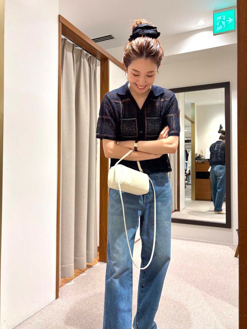 ベージュ系のサンダル、ホワイト系のショルダーバッグ、ブルー系のシャツ/ブラウスを着用したレディースの夏コーディネートの6枚目の写真