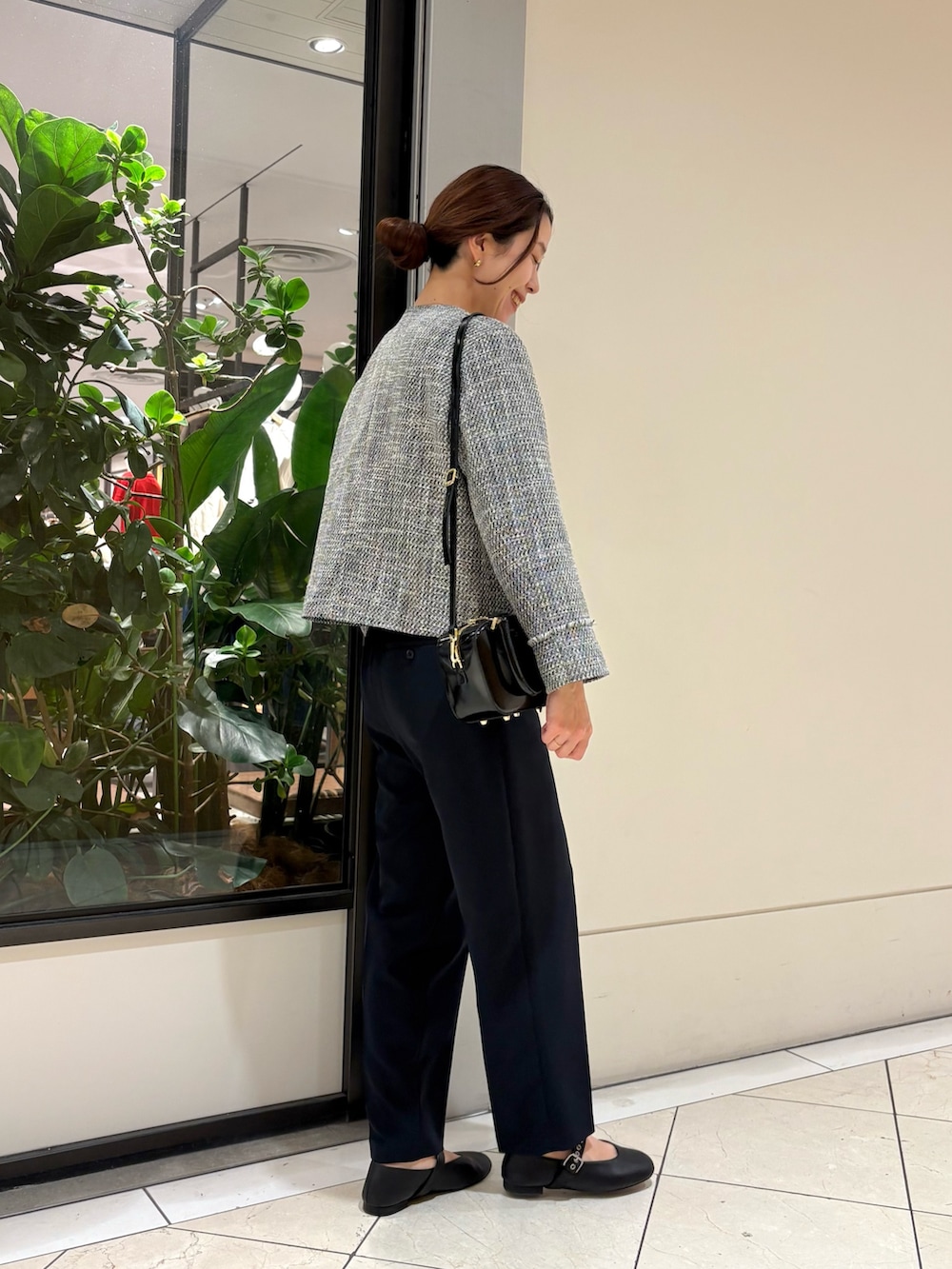 ブラック系のノーカラージャケット、ブルー系のその他パンツ、ブラック系のバレエシューズを着用したレディースの冬コーディネートの2枚目の写真