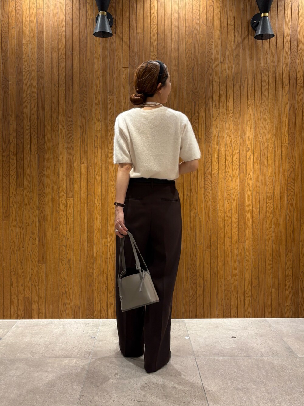 ホワイト系のニット/セーター、ブラウン系のその他パンツ、グレー系のハンドバッグを着用したレディースの秋コーディネートの4枚目の写真