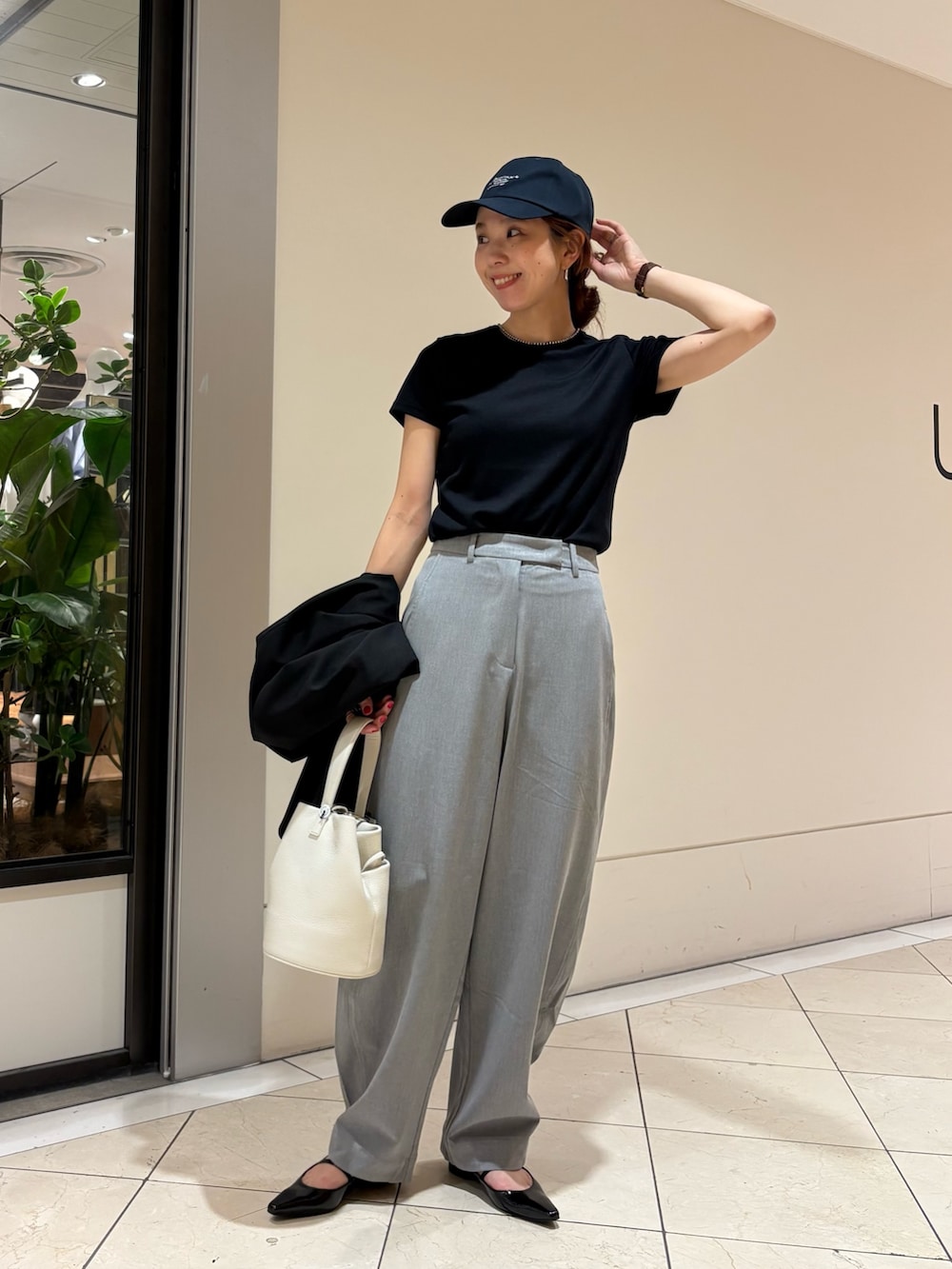 ブラック系のその他アウター、グレー系のその他パンツ、ブラック系のパンプスを着用したレディースの春コーディネートの5枚目の写真