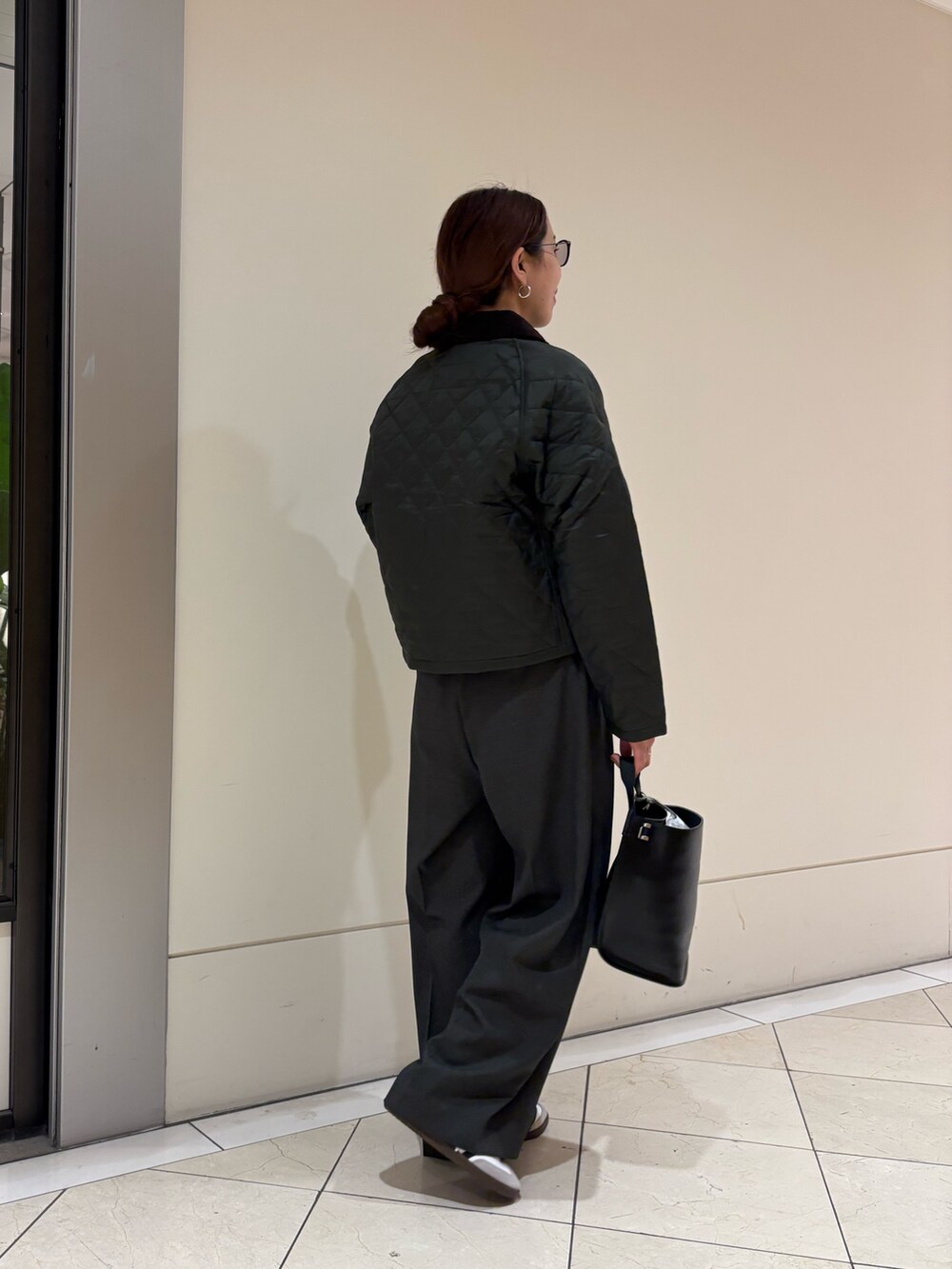 グレー系のその他パンツ、ホワイト系のスニーカー、ブラック系のトートバッグを着用したレディースの冬コーディネートの3枚目の写真