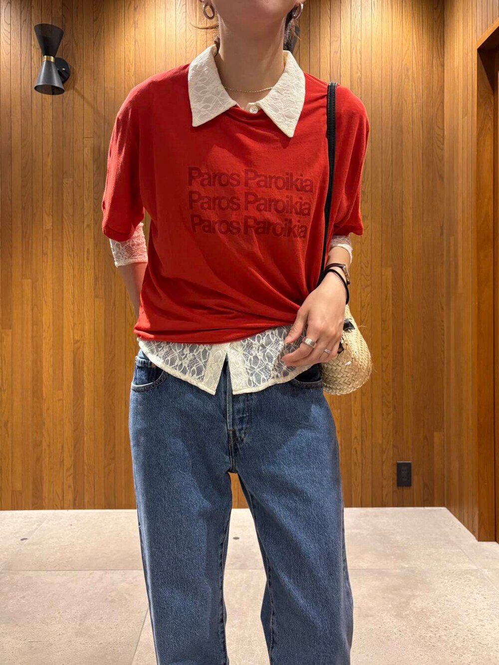 ブルー系のデニムパンツ、ブラック系のサンダル、レッド系のTシャツ/カットソーを着用したレディースの夏コーディネートの8枚目の写真