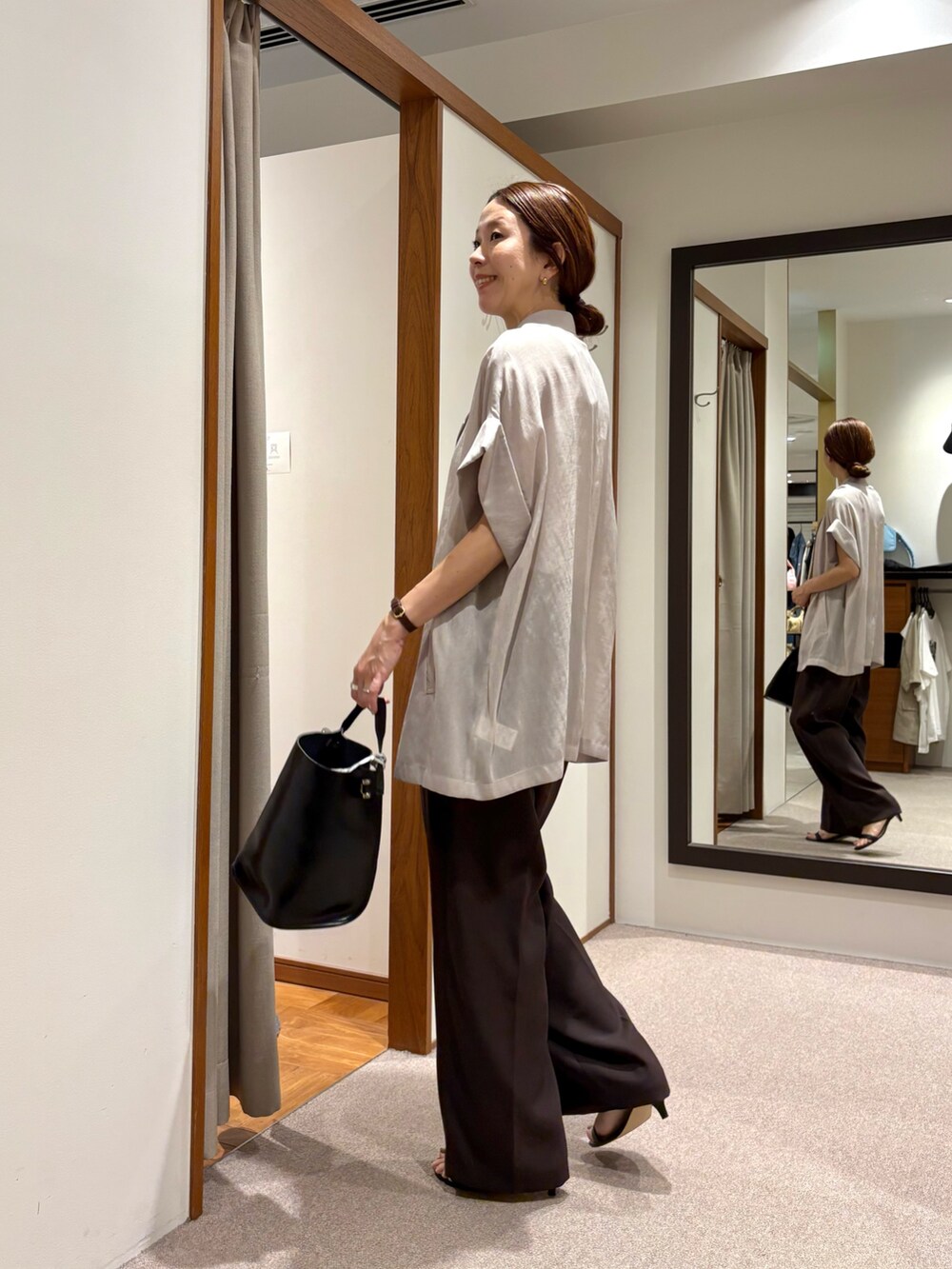 ベージュ系のその他アウター、ブルー系のその他パンツを着用したレディースの夏コーディネートの4枚目の写真