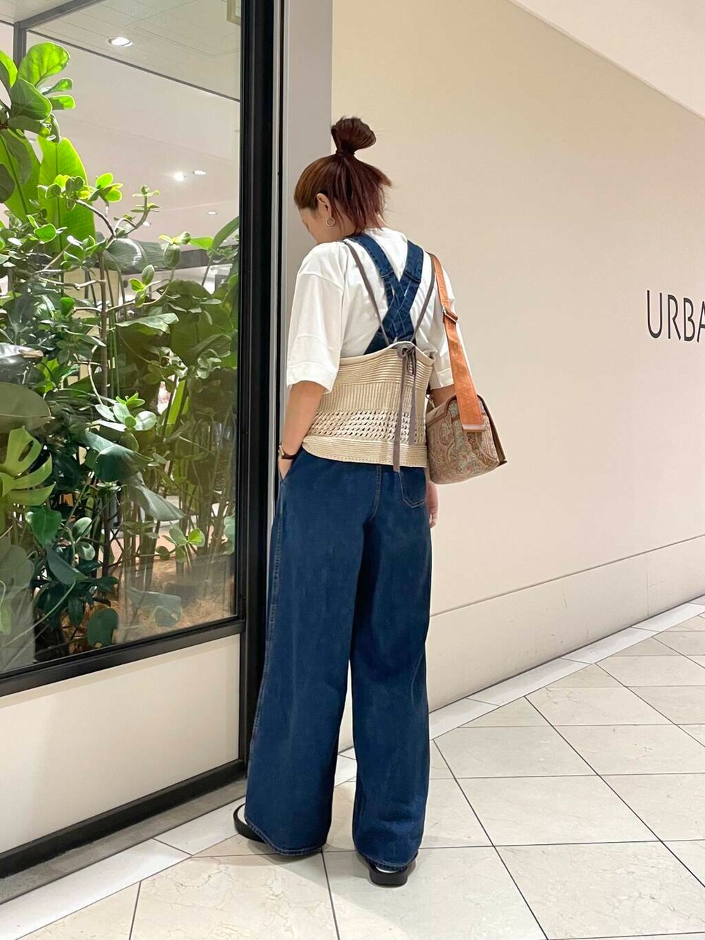 ホワイト系のニット/セーター、ホワイト系のTシャツ/カットソー、ブルー系のサロペット/オーバーオールを着用したレディースの夏コーディネートの5枚目の写真