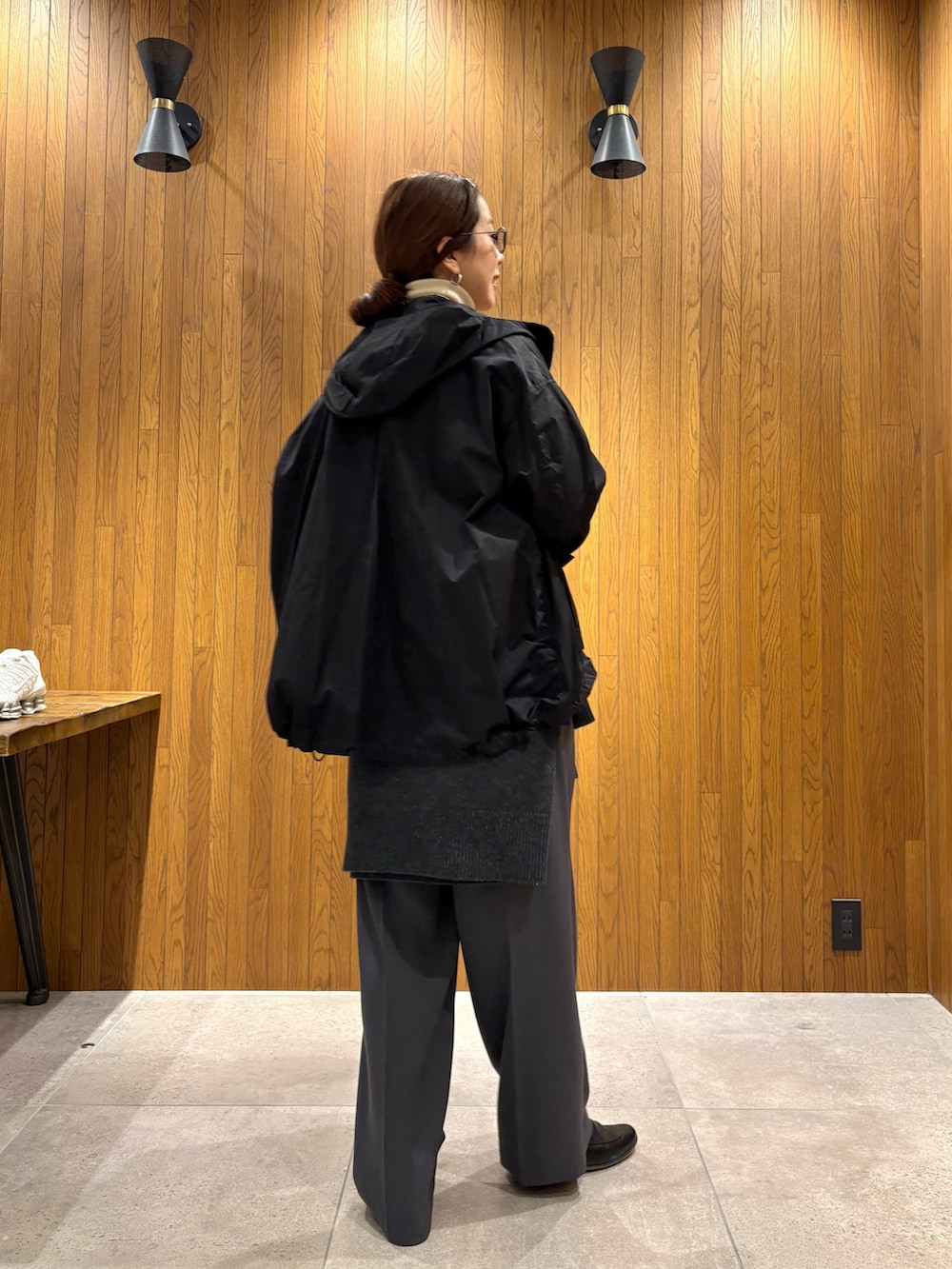 グレー系のその他パンツ、ブラック系のマウンテンパーカー、その他のポロシャツを着用したレディースの冬コーディネートの3枚目の写真