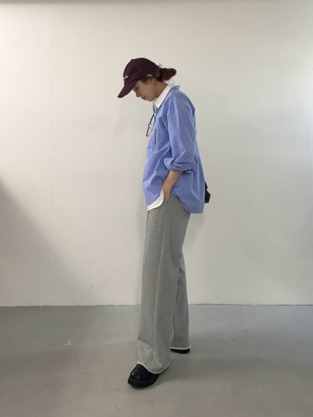 ブルー系のシャツ/ブラウス、グレー系のその他パンツ、ブラック系のローファーを着用したレディースの夏コーディネートの2枚目の写真