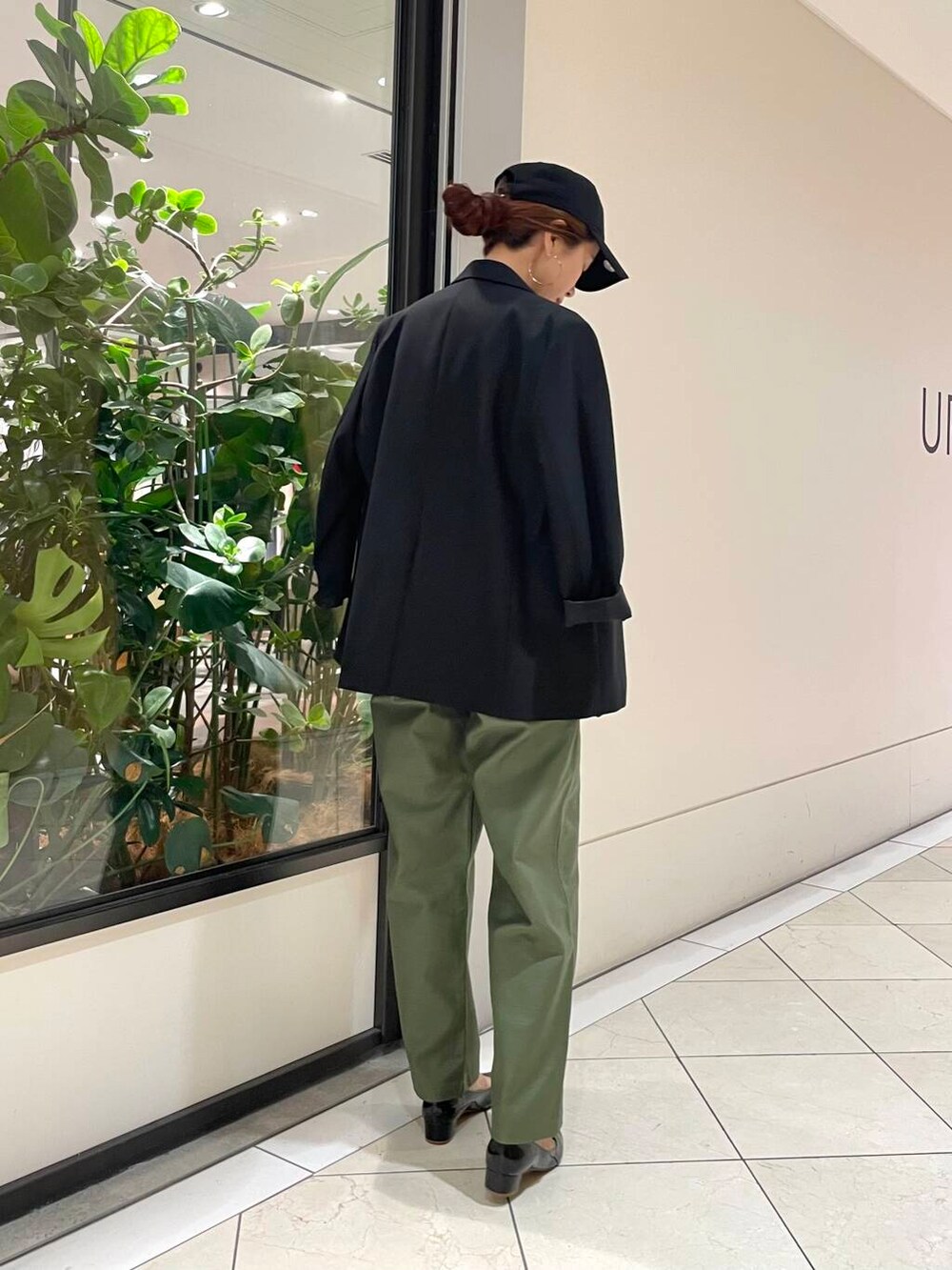 ブラック系のパンプス、ブラック系のその他アウター、グレー系のニット/セーターを着用したレディースの秋コーディネートの4枚目の写真