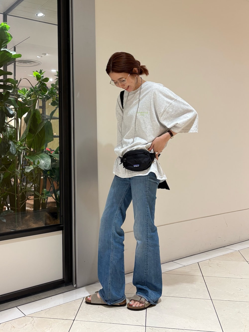 グレー系のTシャツ/カットソー、ブラック系のボディバッグ/ウエストポーチ、その他のトートバッグを着用したレディースの夏コーディネートの2枚目の写真