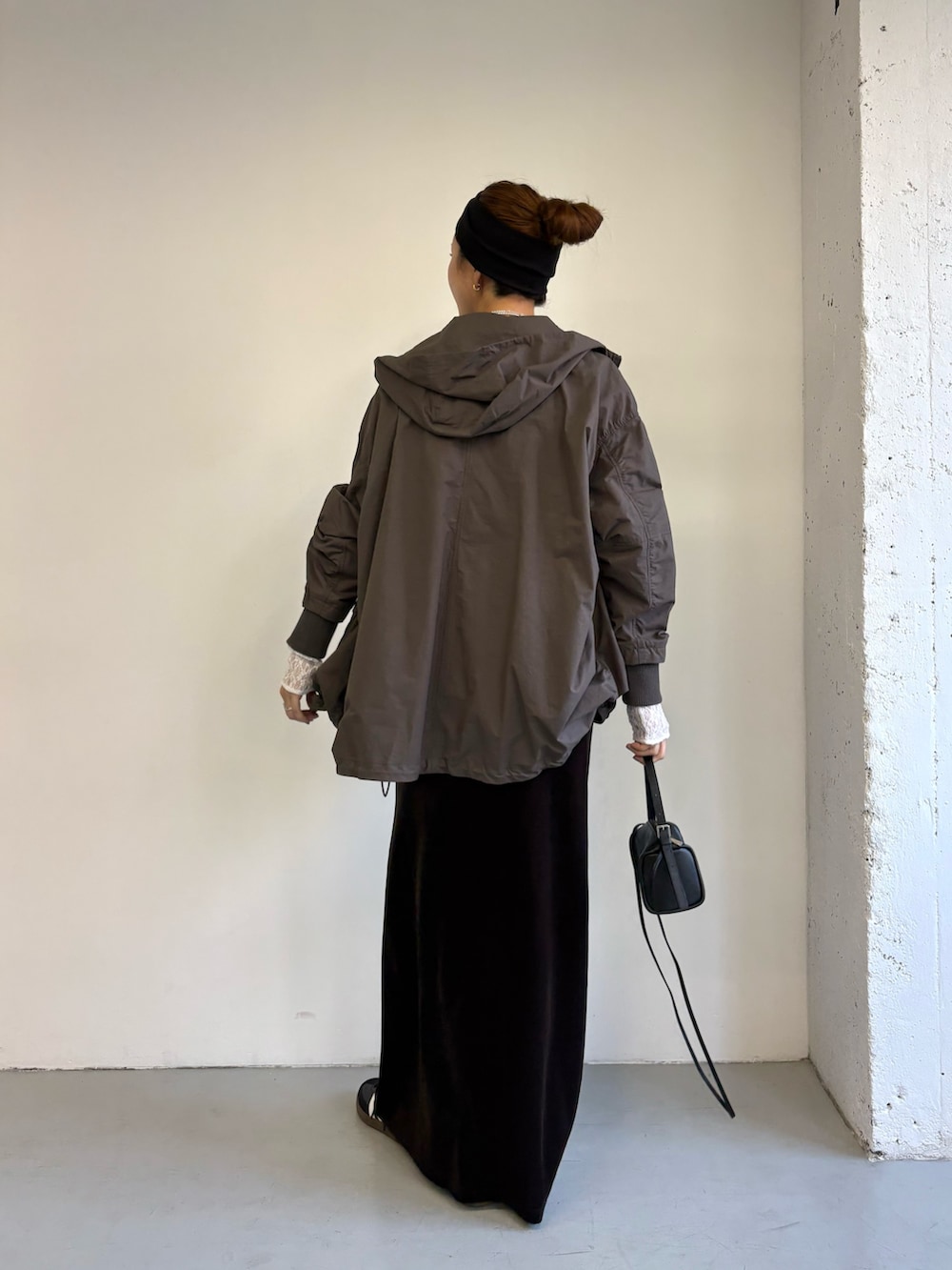 ブルー系のTシャツ/カットソー、グレー系のマウンテンパーカー、ブラック系のスニーカーを着用したレディースの秋コーディネートの4枚目の写真