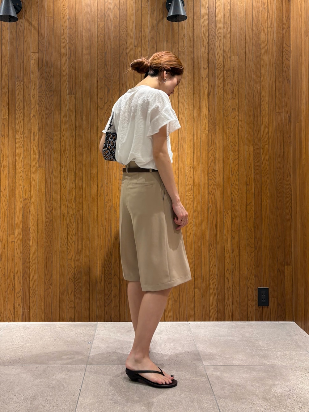 ホワイト系のシャツ/ブラウス、ブラウン系のサンダル、ベージュ系のその他パンツを着用したレディースの夏コーディネートの4枚目の写真