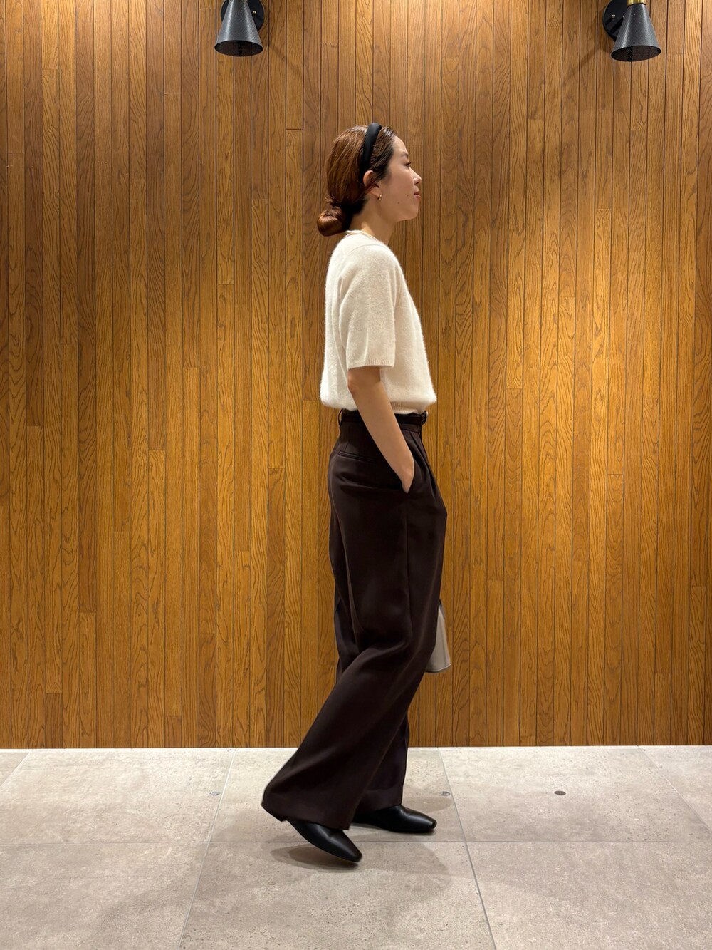 ホワイト系のニット/セーター、ブラウン系のその他パンツ、グレー系のハンドバッグを着用したレディースの秋コーディネートの6枚目の写真