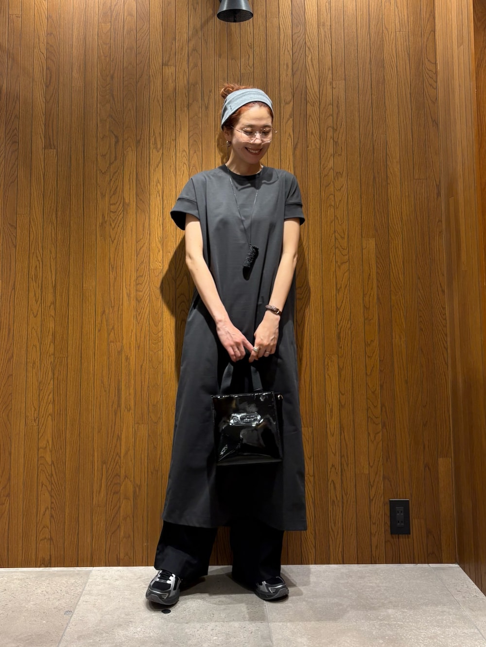 グレー系のワンピース、ブラック系のその他パンツ、ブラック系のスニーカーを着用したレディースの夏コーディネートの5枚目の写真