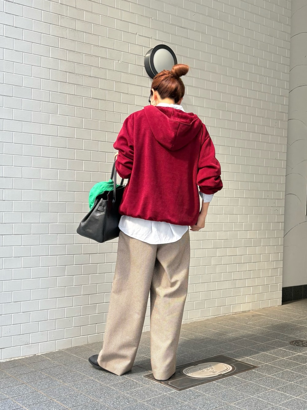 レッド系のパーカー、ブルー系のシャツ/ブラウス、グレー系のその他パンツを着用したレディースの秋コーディネートの4枚目の写真