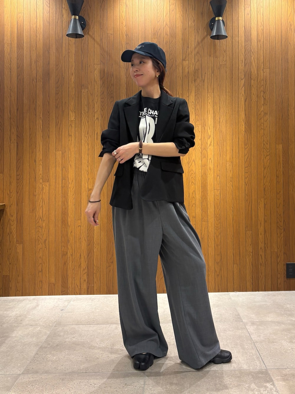 ブラック系のテーラードジャケット、ブラック系のTシャツ/カットソー、グレー系のその他パンツを着用したレディースの春コーディネートの2枚目の写真