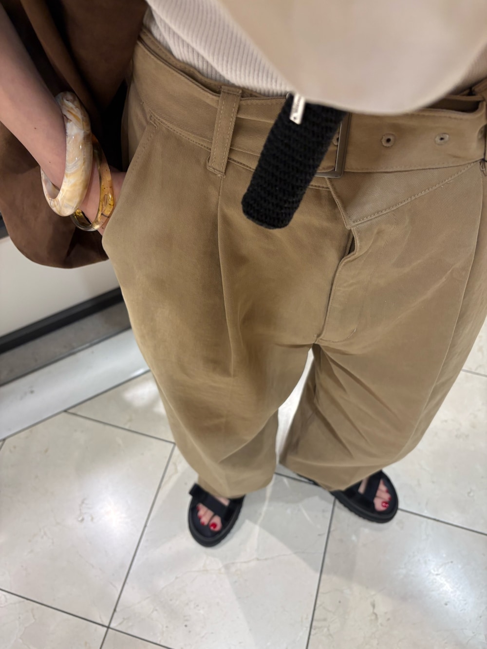 ベージュ系のその他パンツ、ホワイト系のシャツ/ブラウス、ブラック系のネックレスを着用したレディースの春コーディネートの7枚目の写真