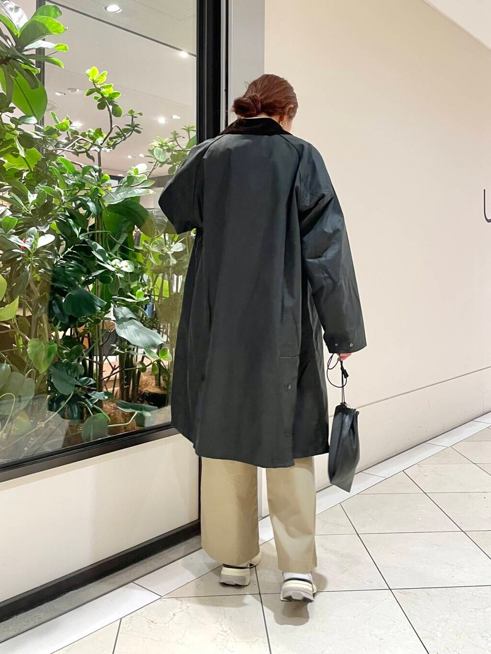 ベージュ系のその他パンツ、ホワイト系のTシャツ/カットソー、ベージュ系のTシャツ/カットソーを着用したレディースの冬コーディネートの3枚目の写真