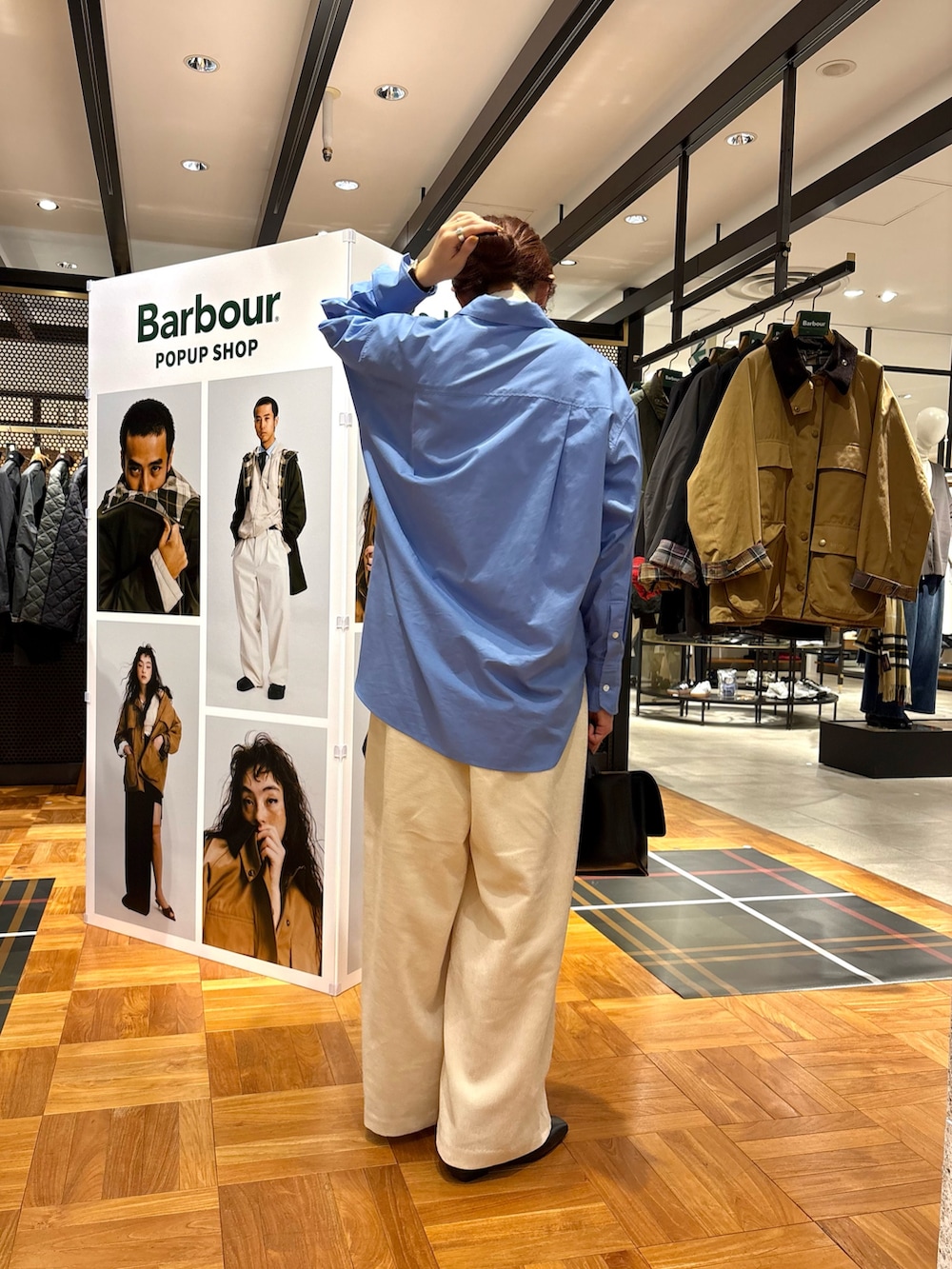 ブルー系のシャツ/ブラウス、ホワイト系のニット/セーター、ホワイト系のその他パンツを着用したレディースの秋コーディネートの4枚目の写真