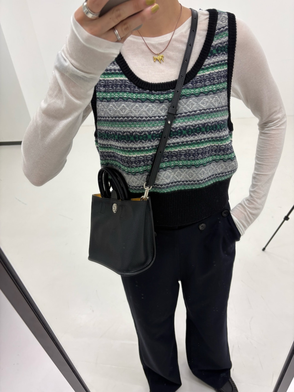 ブルー系のその他パンツ、ブラック系のハンドバッグ、ブラック系のネクタイを着用したレディースの秋コーディネートの6枚目の写真