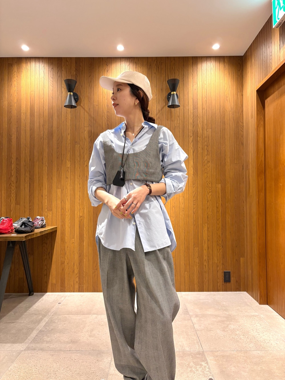 ホワイト系のスニーカー、ブルー系のシャツ/ブラウス、ベージュ系のトレンチコートを着用したレディースの春コーディネートの8枚目の写真