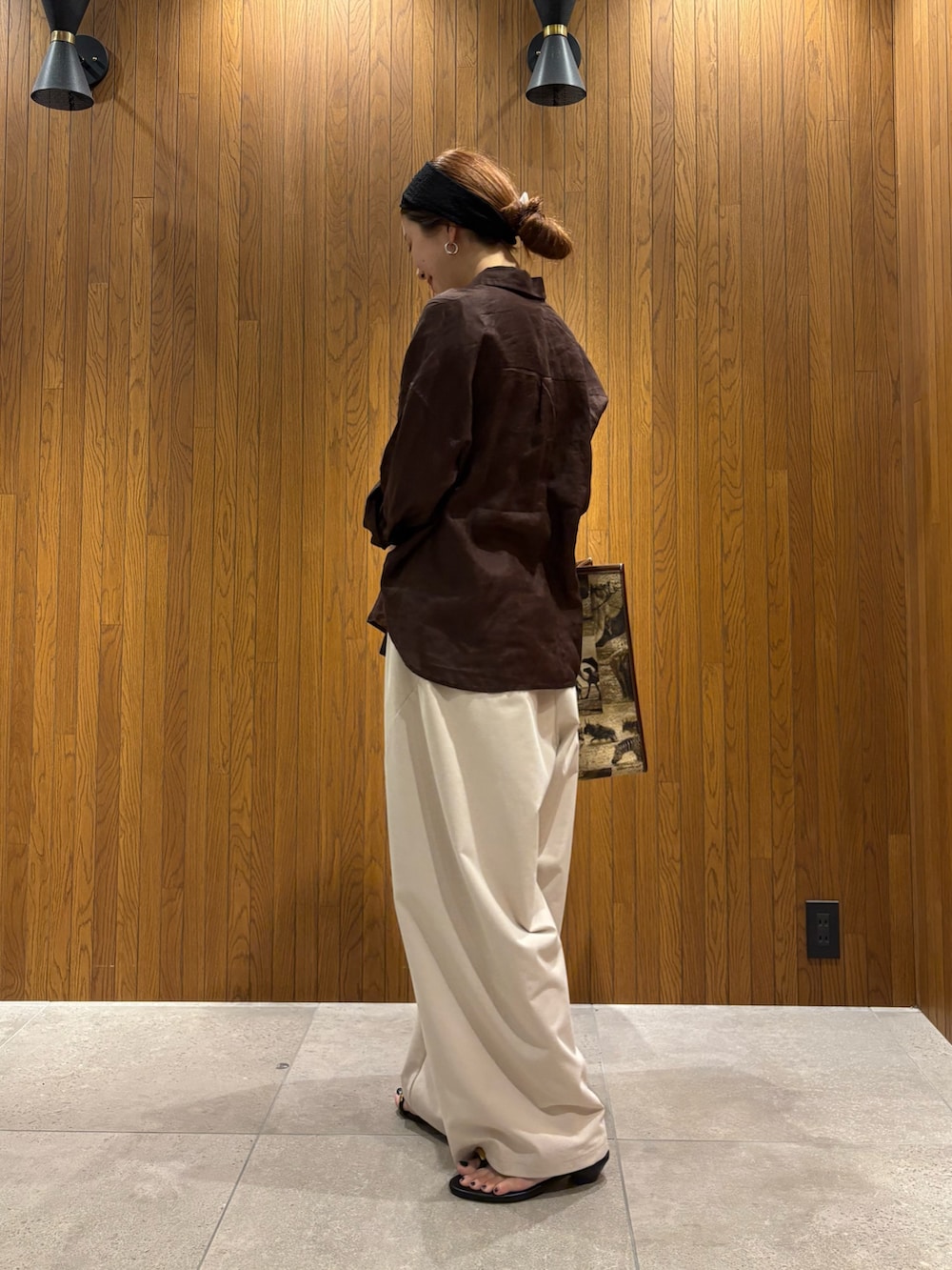 ブラウン系のシャツ/ブラウス、ホワイト系のその他パンツ、ベージュ系のハンドバッグを着用したレディースの夏コーディネートの2枚目の写真