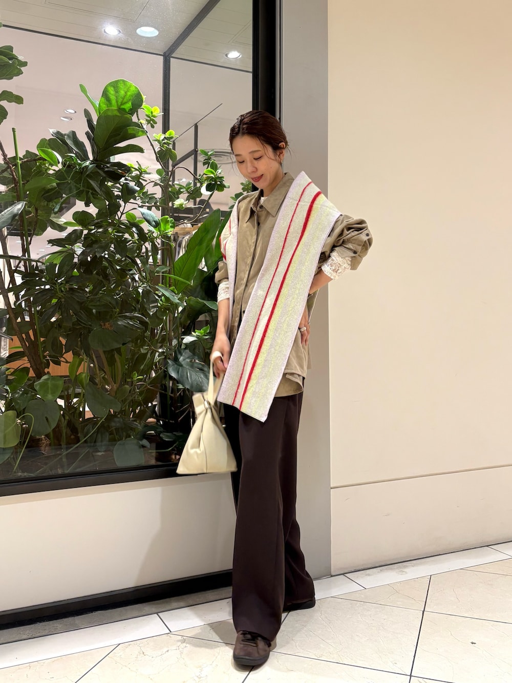 ベージュ系のシャツ/ブラウス、ホワイト系のハンドバッグ、ブラウン系のその他パンツを着用したレディースの秋コーディネートの5枚目の写真