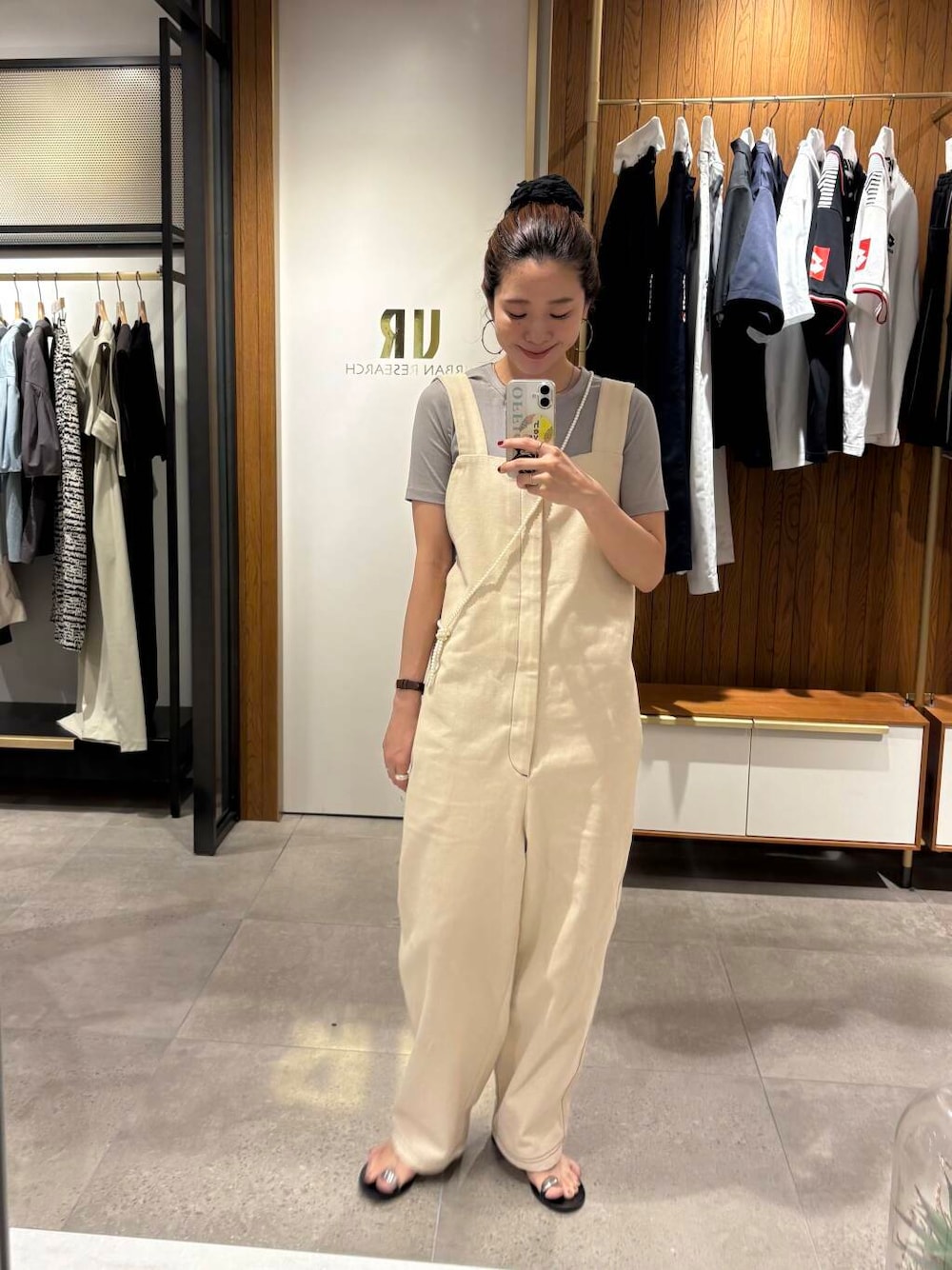 グレー系のTシャツ/カットソー、ホワイト系のその他アウター、ブラック系のヘアゴムを着用したレディースの夏コーディネートの4枚目の写真