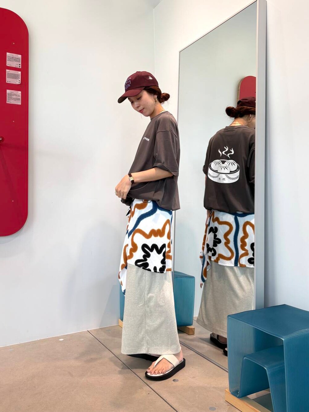 グレー系のスカート、グレー系のTシャツ/カットソー、その他のルームウェア/パジャマを着用したレディースの夏コーディネートの3枚目の写真