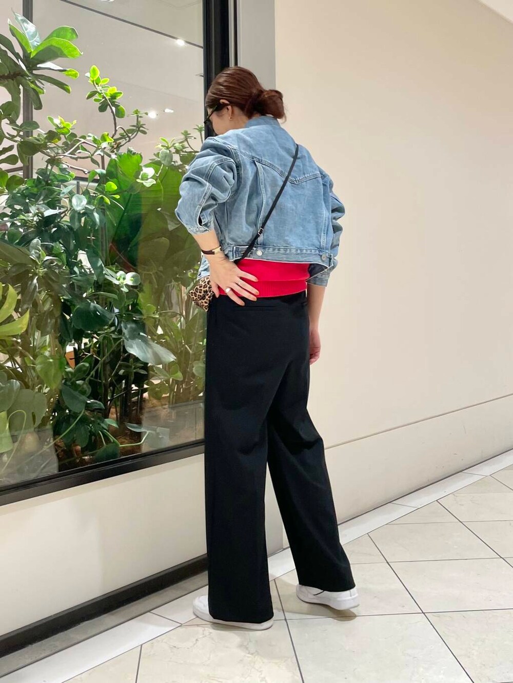 ブルー系のデニムジャケット、ブラック系のその他パンツ、その他のTシャツ/カットソーを着用したレディースの冬コーディネートの4枚目の写真