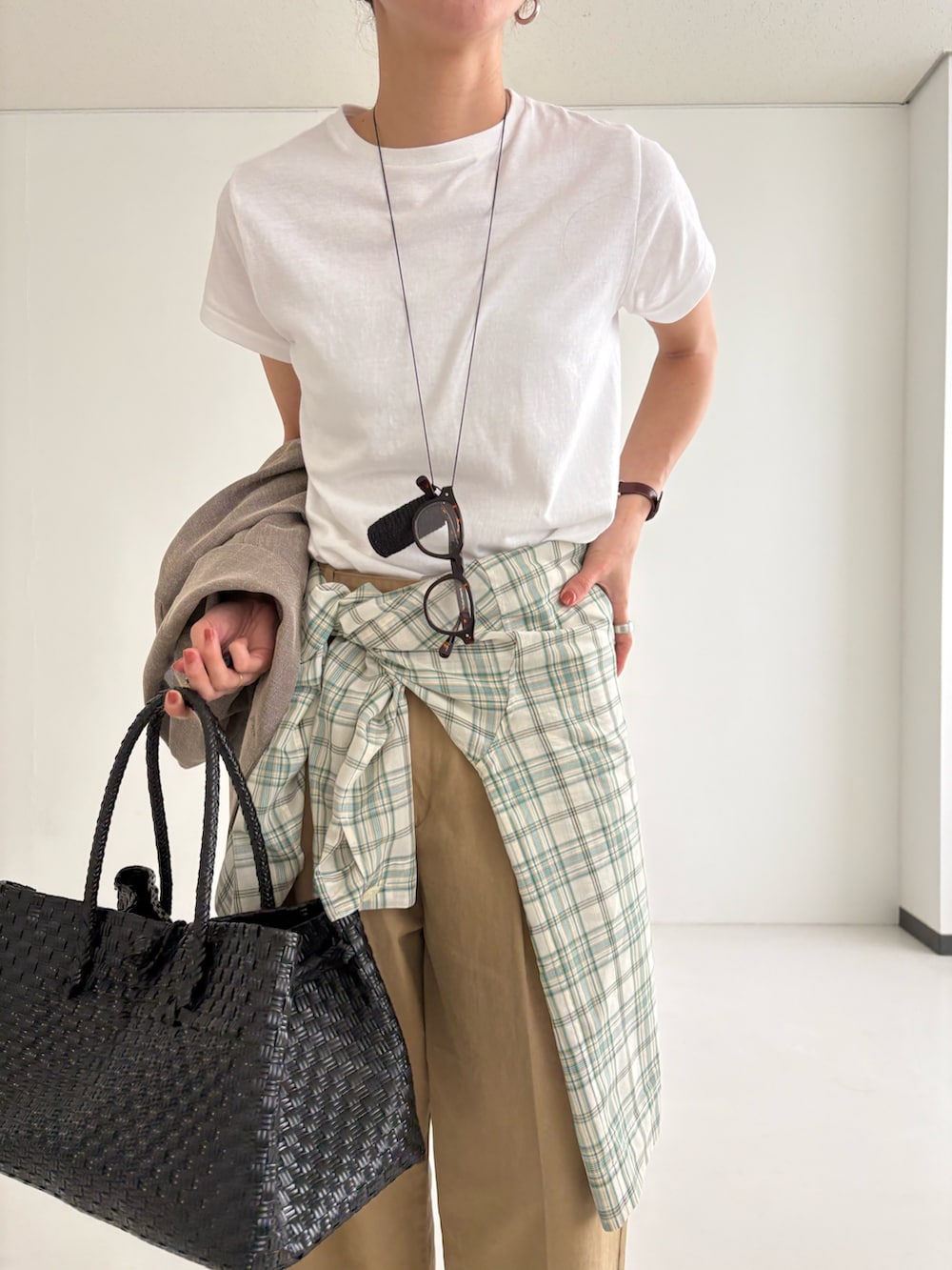 ベージュ系のその他アウター、その他のTシャツ/カットソー、ベージュ系のその他パンツを着用したレディースの春コーディネートの6枚目の写真