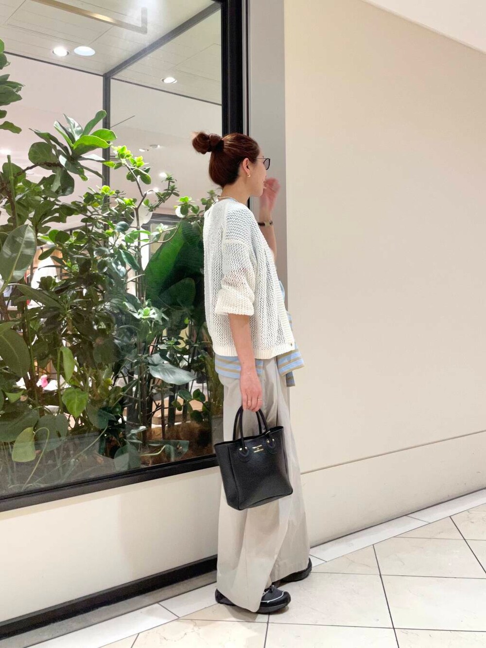 その他のTシャツ/カットソー、グレー系のスニーカー、ブルー系のTシャツ/カットソーを着用したレディースの春コーディネートの2枚目の写真