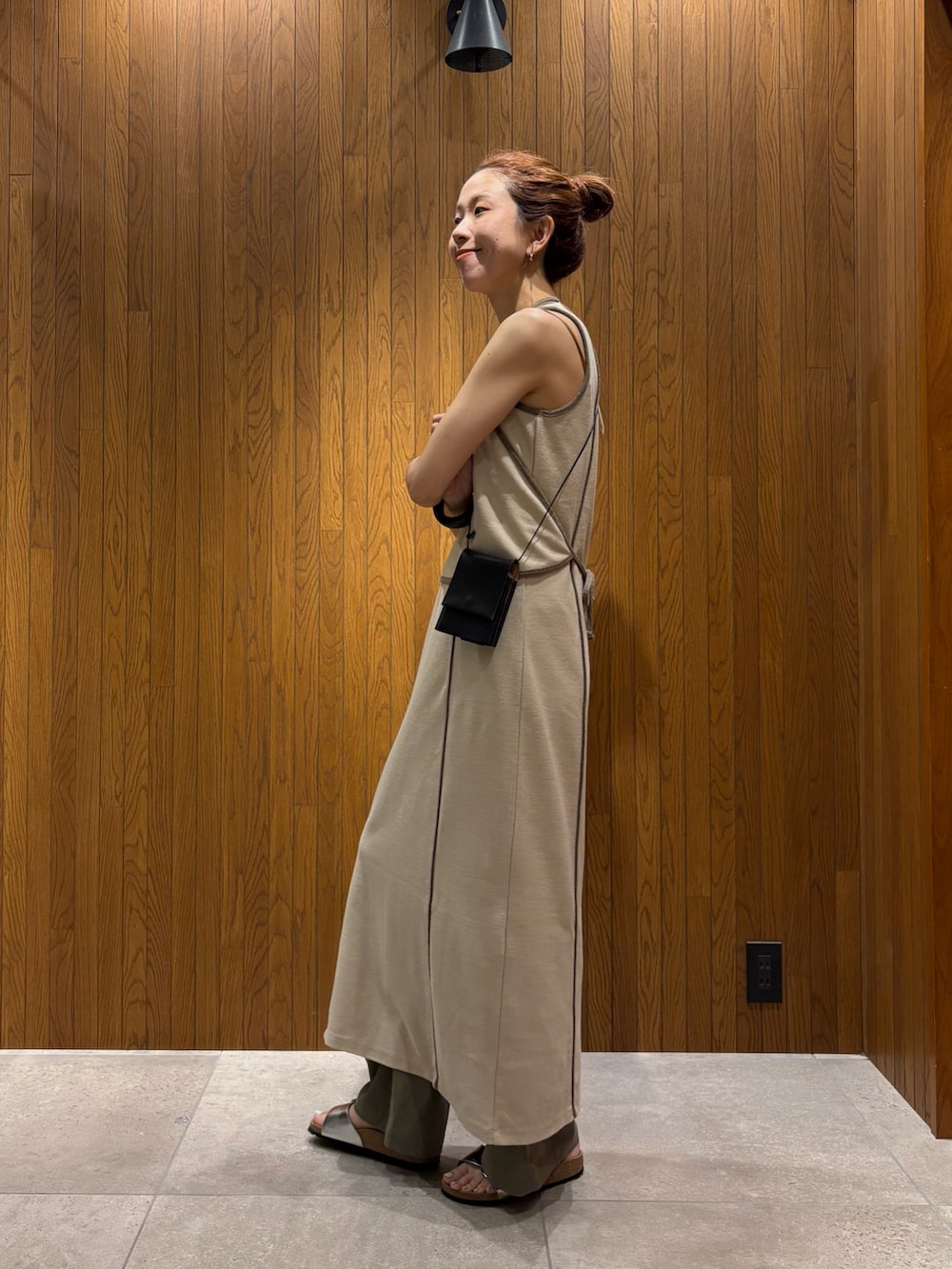 ベージュ系のワンピース、グリーン系のその他パンツ、シルバー系のサンダルを着用したレディースの夏コーディネートの2枚目の写真