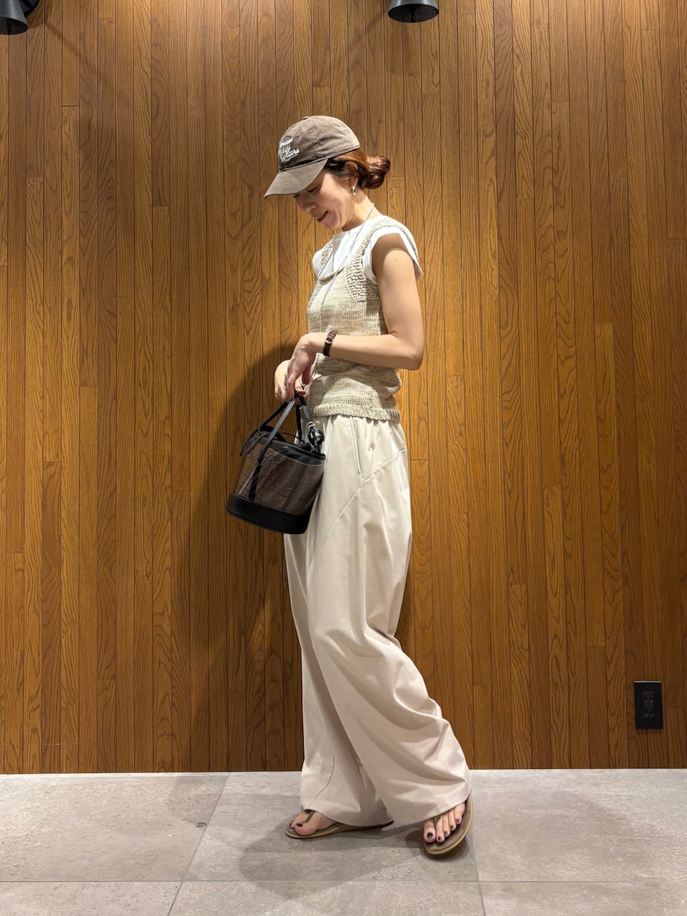 ホワイト系のその他パンツ、ホワイト系のTシャツ/カットソー、ホワイト系のニット/セーターを着用したレディースの春コーディネートの5枚目の写真