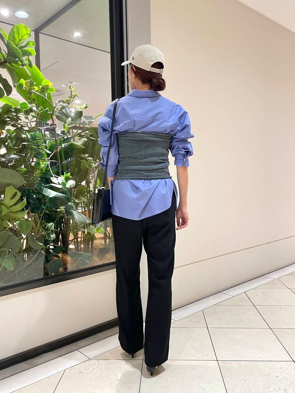 ブルー系のシャツ/ブラウス、ブラック系のその他パンツ、グレー系のニット/セーターを着用したレディースの秋コーディネートの4枚目の写真