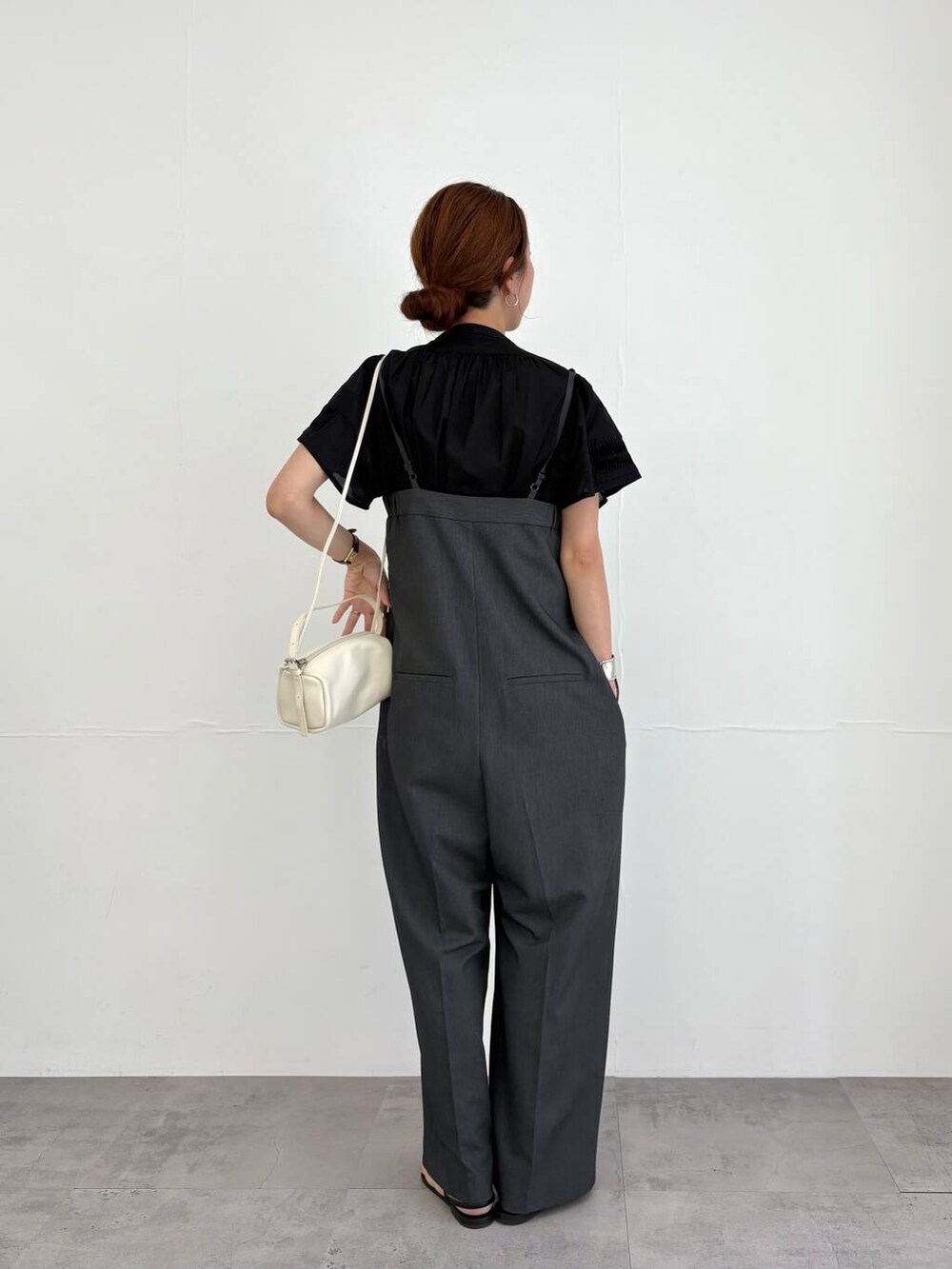 グレー系のサロペット/オーバーオール、ホワイト系のショルダーバッグ、ブラック系のサンダルを着用したレディースの夏コーディネートの3枚目の写真