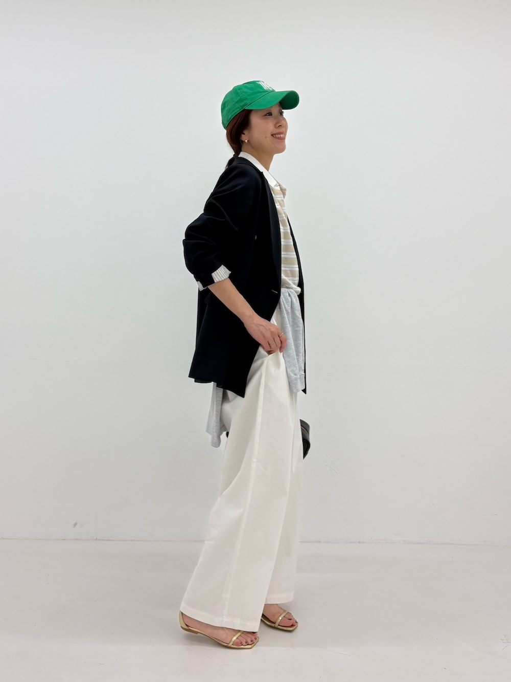 ブルー系のその他アウター、ベージュ系のシャツ/ブラウス、グレー系のTシャツ/カットソーを着用したレディースの春コーディネートの2枚目の写真