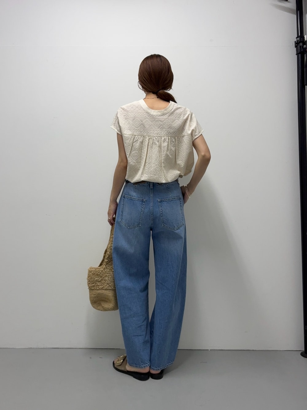 ホワイト系のシャツ/ブラウス、ブルー系のデニムパンツ、ベージュ系のサンダルを着用したレディースの夏コーディネートの3枚目の写真