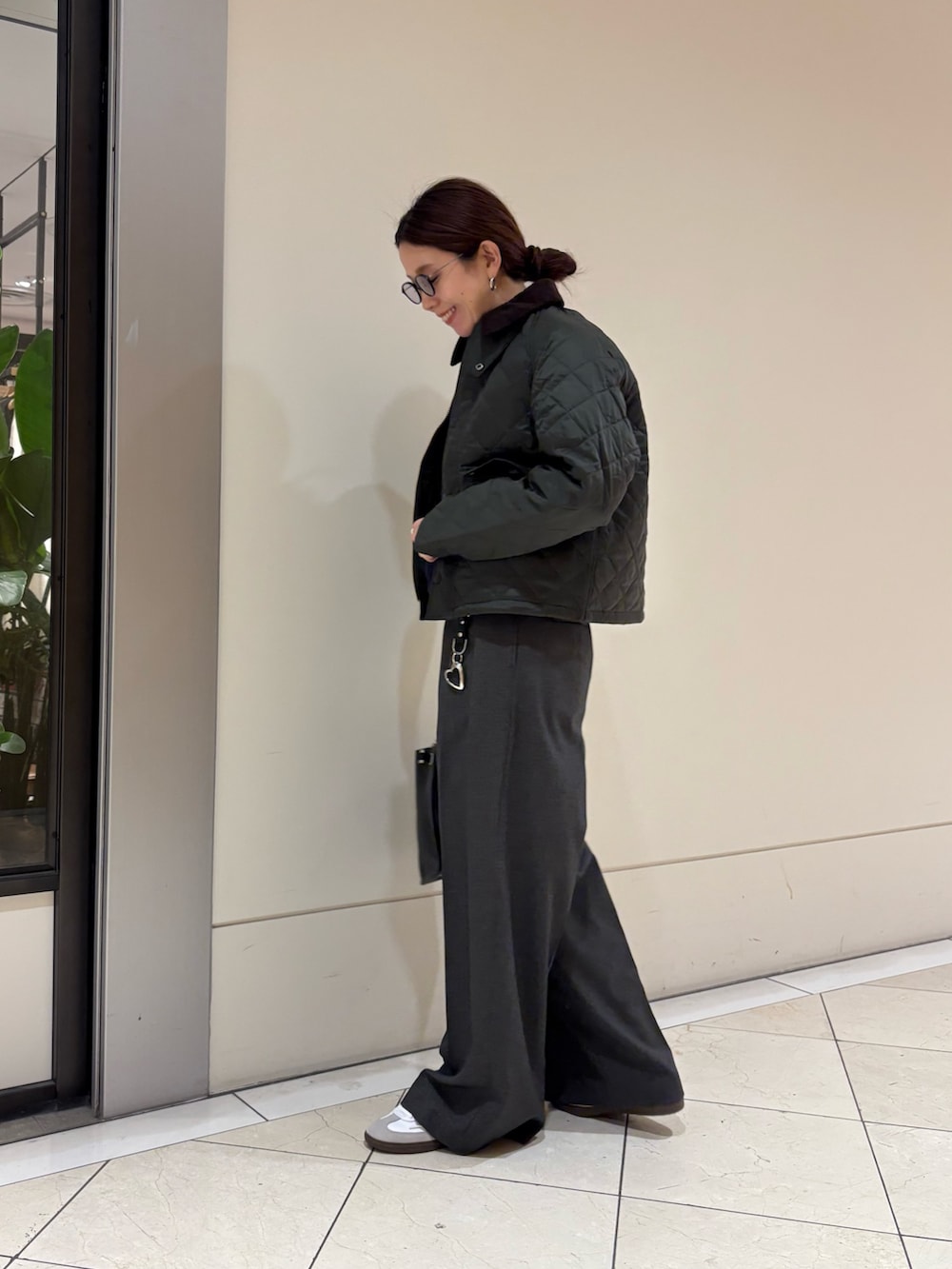 グレー系のその他パンツ、ホワイト系のスニーカー、ブラック系のトートバッグを着用したレディースの冬コーディネートの2枚目の写真