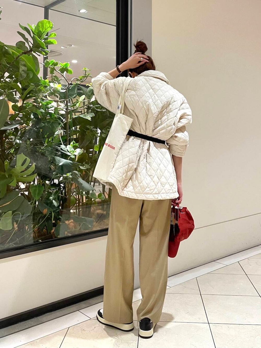 ホワイト系のTシャツ/カットソー、ホワイト系のトートバッグ、イエロー系のその他パンツを着用したレディースの秋コーディネートの5枚目の写真