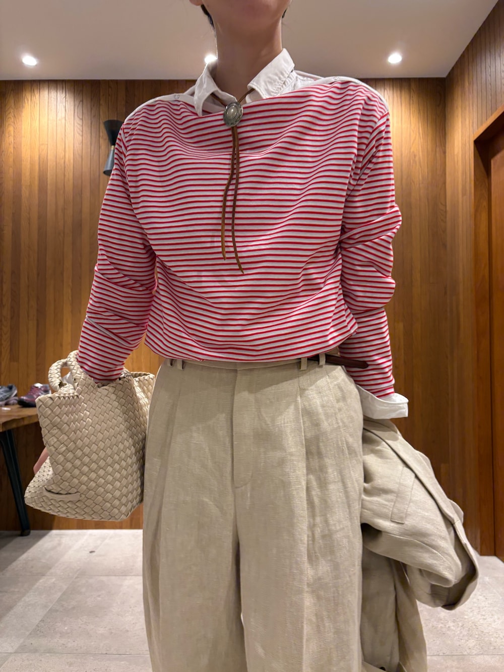 ベージュ系のその他アウター、ベージュ系のその他パンツ、シルバー系のパンプスを着用したレディースの春コーディネートの7枚目の写真