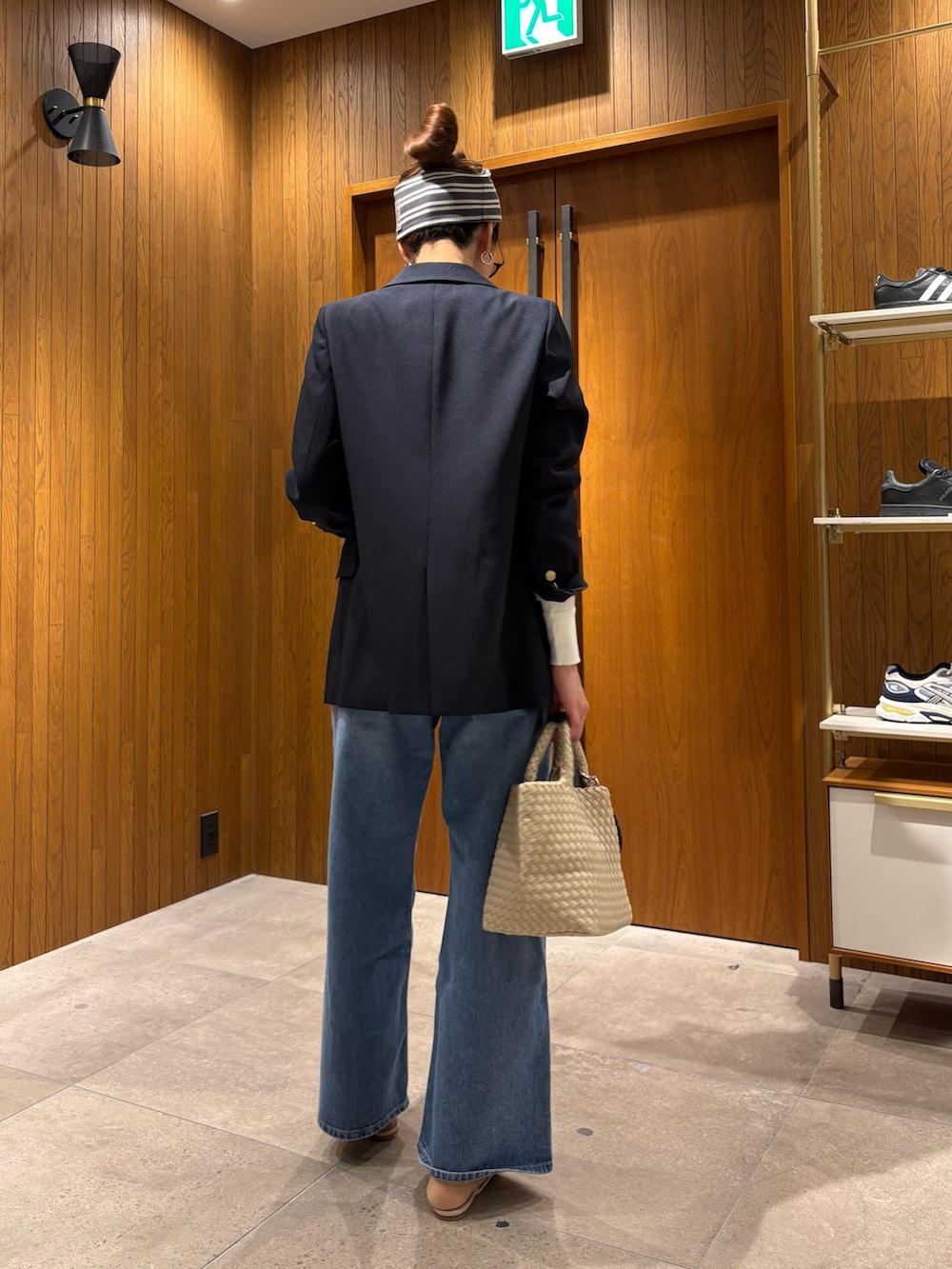 ブルー系のデニムパンツ、グレー系のニット/セーター、ブルー系のその他アウターを着用したレディースの冬コーディネートの3枚目の写真