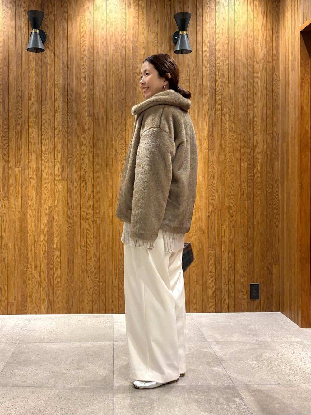 ベージュ系のブルゾン、グレー系のニット/セーター、ホワイト系のその他パンツを着用したレディースの冬コーディネートの3枚目の写真