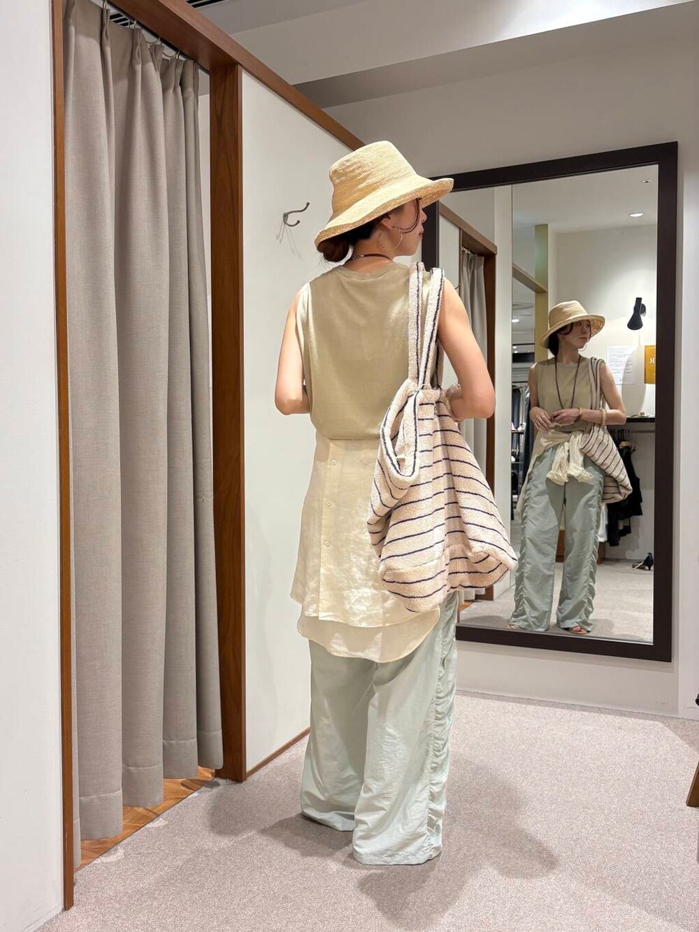 グリーン系のその他パンツ、ホワイト系のシャツ/ブラウス、ベージュ系のタンクトップを着用したレディースの夏コーディネートの6枚目の写真