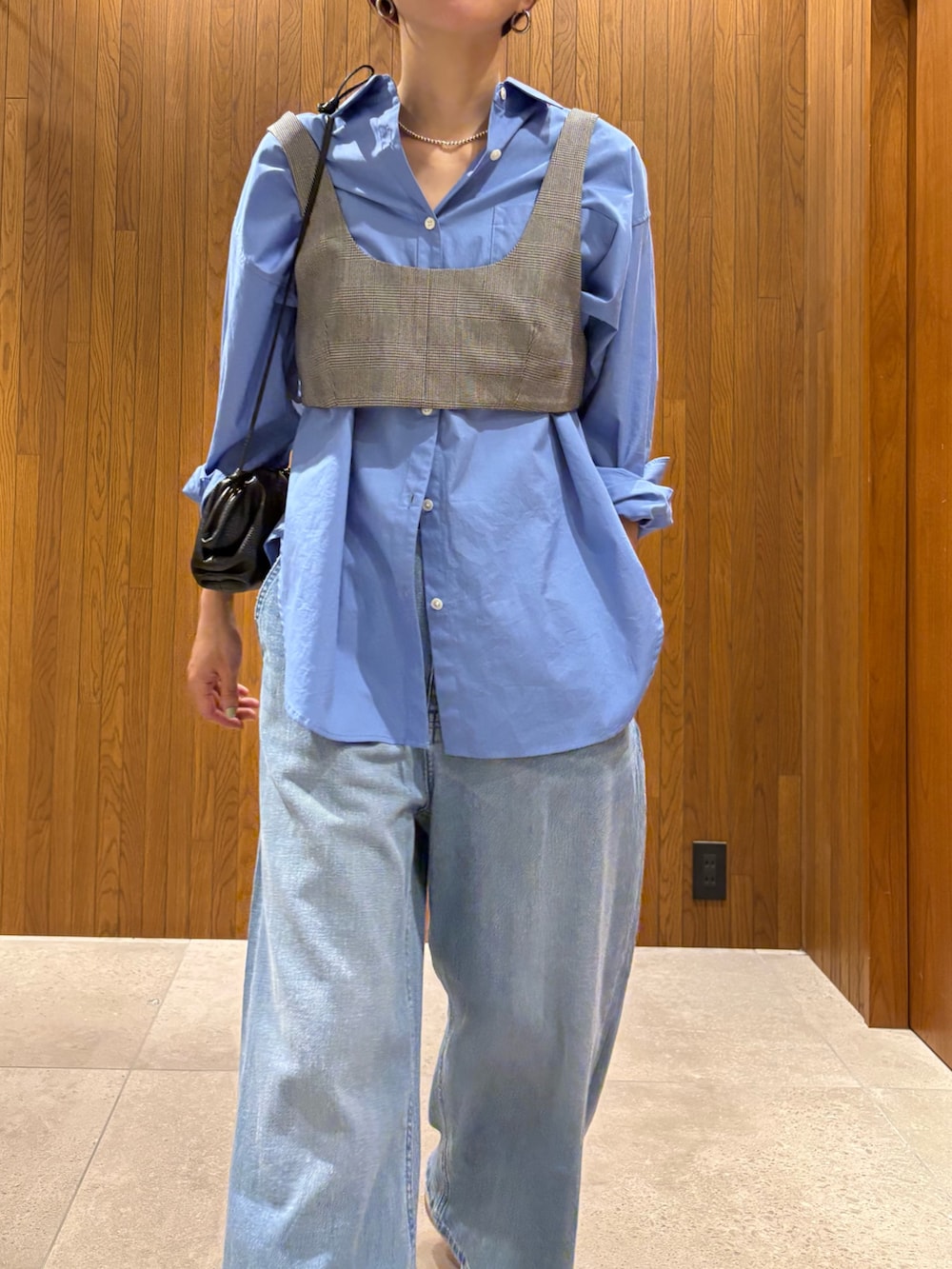 ブルー系のシャツ/ブラウス、その他のその他トップス、ブルー系のデニムパンツを着用したレディースの春コーディネートの5枚目の写真