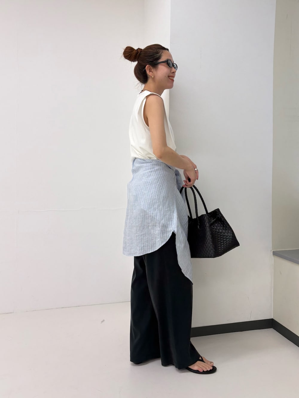 ブルー系のシャツ/ブラウス、ブラック系のその他パンツ、ホワイト系のタンクトップを着用したレディースの夏コーディネートの2枚目の写真
