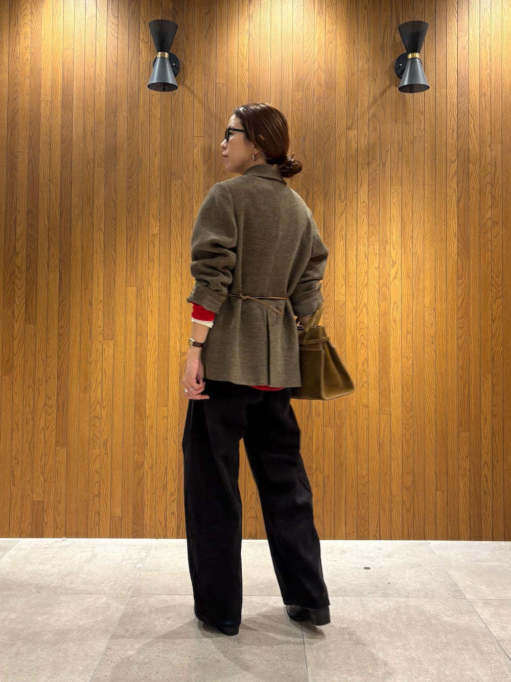 グレー系のその他アウター、グレー系のその他パンツ、ベージュ系のブーツを着用したレディースの秋コーディネートの4枚目の写真